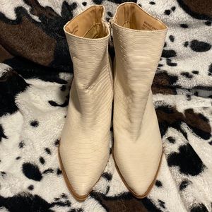 Oasis Society off white booties